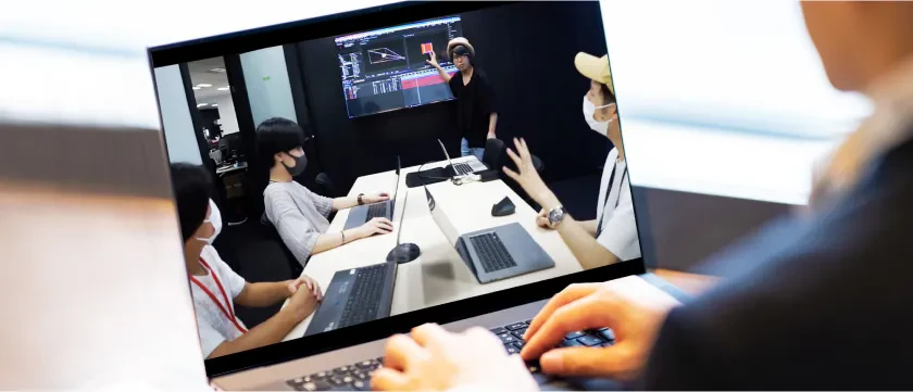 動画編集スクール「ムークリ」の授業のアーカイブ動画の復習しているイメージ画像